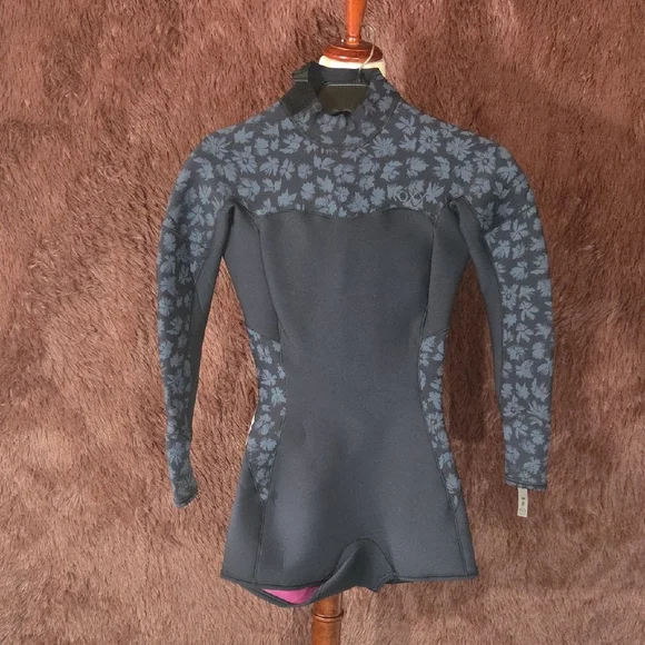 Roxy Floral Patterned Black Short Wetsuit NWT - Picture 2 of 5